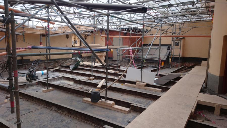 Gården den 9 februari 2025 under gårdsrenoveringen. Nu är all betong bortgrävd och man kan se hur rostiga och dåliga alla balkar är.