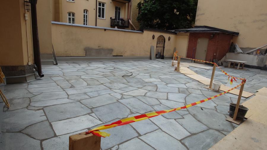 Gården den 6 juni 2025 under renoveringen. Nu nästan färdig lagt med sten.