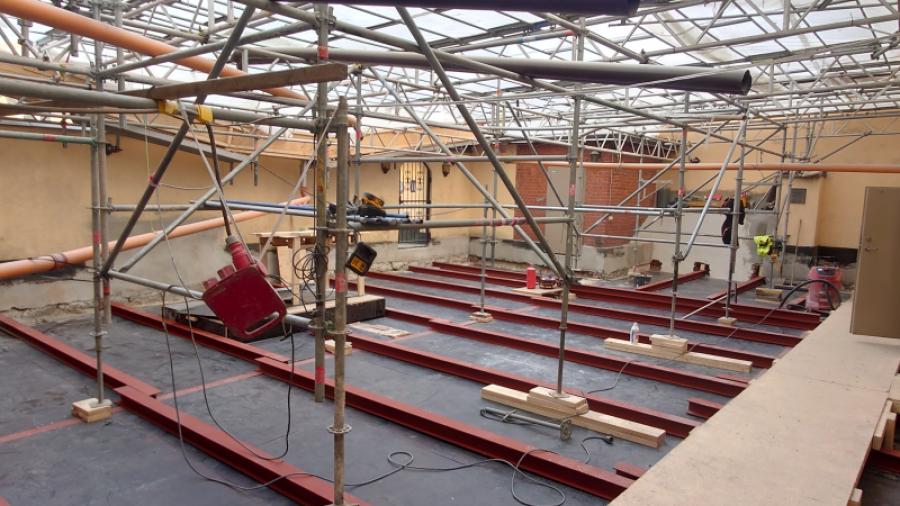 Gården den 19 mars 2025 under gårdsrenoveringen. Dags för lite nya fina balkar.